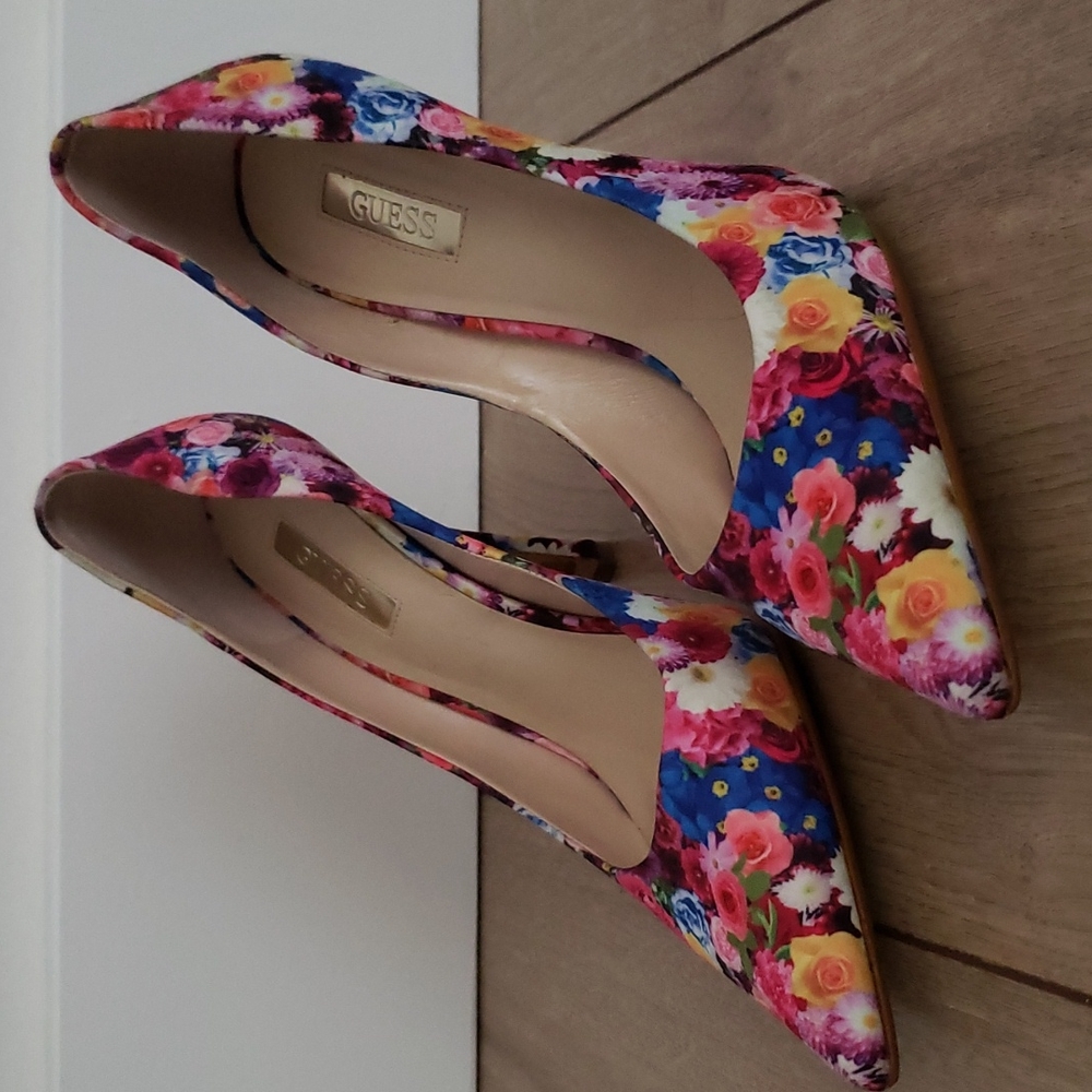 Guess flowery pumps